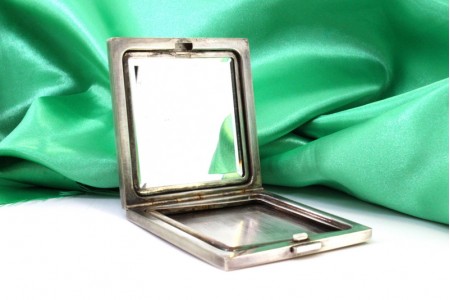 Caixa de toilette em prata com gravados assimétricos espelho no interior 